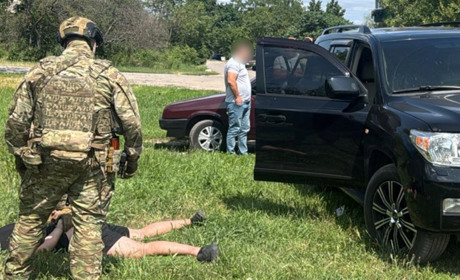 Погрожували зброєю та вимагали 100 тисяч — поліція з Берестинського райвідділу провела спецоперацію