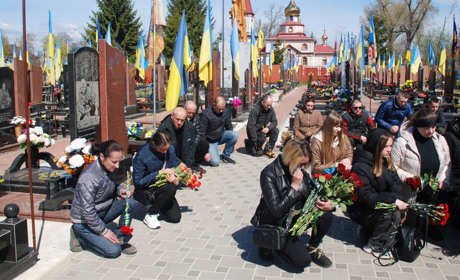 Повернувся «на щиті» після невідомості: Шостка попрощалася з кулеметником на позивний «Чарлі»