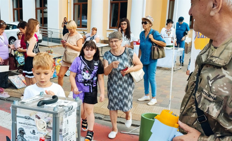 На Звягельському ярмарку зібрали 50 тисяч гривень на дрони для військових