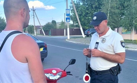 Біляївські поліцейські почали перевіряти, чи дотримуються водії мопедів усіх правил керування