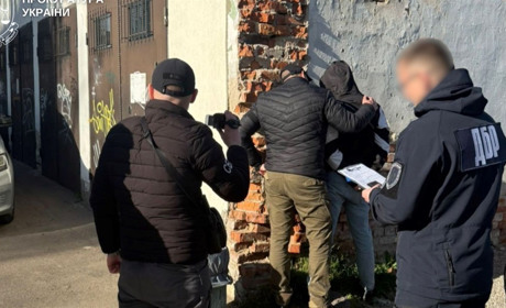 Канабіс, кокаїн і боєприпаси знайшли вдома у працівника служби судової охорони на Житомирщині