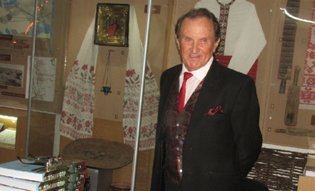 Книга весом полтора кило: Вилен Усиков презентовал второй том книги «Мой город – наши мелитопольцы»