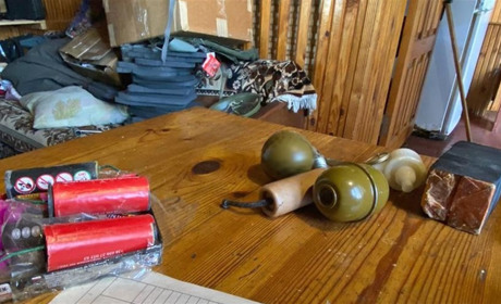 Ручні гранати, підривачі, вибуховий пакет, тротилові шашки й рушницю знайшли у жителя Звягельщини