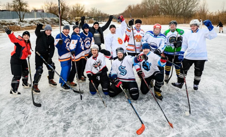 "Комишові коти" знову на льоду: як у Біляївці зіграли хокейний матч на річці. Коли наступний