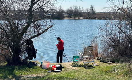 Учні біляївських ліцеїв прибирали пляж «Піщаний» від сміття, яке залишають рибалки