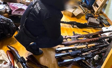 Арсенал незаконної зброї та боєприпасів: серед затриманих є і житель Калуського району