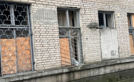 Окупанти вночі обстріляли дитячу поліклініку та навчальний заклад у Херсоні