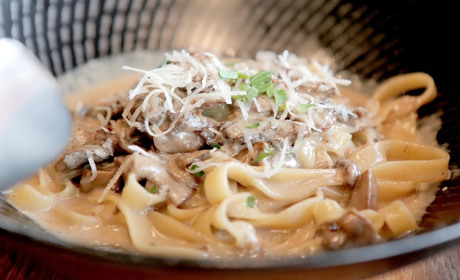 Рецепт дня: паста з куркою, печерицями та вершками