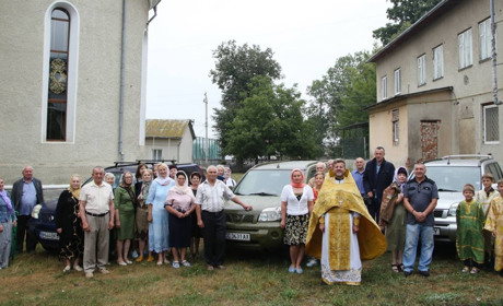 Ще три автомобілі для захисників від парафіян Кіцманської Свято-Миколаївської церкви