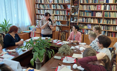 В Барській бібліотеці переселенці навчаються робити ляльки-мотанки