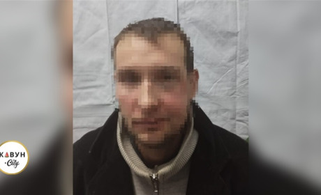 У Херсоні затримали чоловіка, який з ножем напав на перехожого