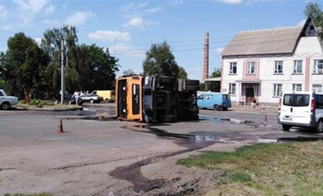 У Ніжині перекинувся водовіз. Водія забрала швидка