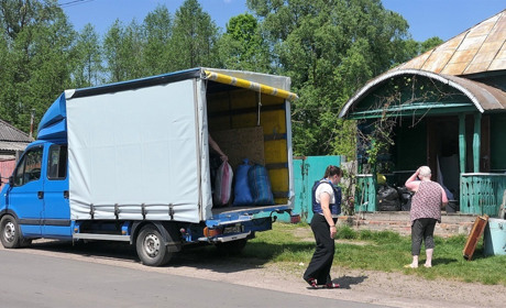 «Тяжко все лишати, але тут жити не можемо». Як евакуюють людей із прикордонної Дружби