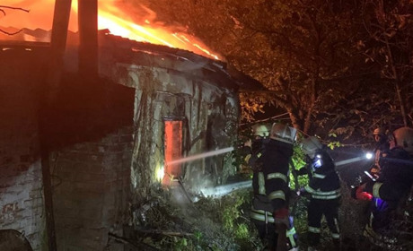 Вночі у Переяславі повністю згорів будинок ВІДЕО