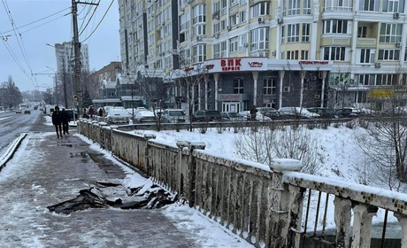 Мост через Стрижень ремонтуватимуть. Під час прибирання там утворилося провалля