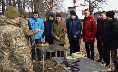 Потримати в руках Калашник або як старшокласники навчання на військовому полігоні проходили