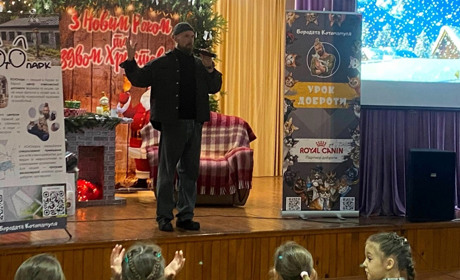 Актор Олексій Суровцев провів урок доброти в гімназії №8: діти дізналися про притулок "кОтОпарк"