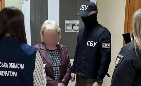 Видавала "матеріальну допомогу" від рф, працювала в окупаційній адміністрації