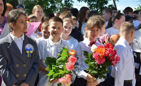 Останній дзвоник 2026 у Біляївській громаді: нагороди, вітання та новий автобус для ліцею Градениць