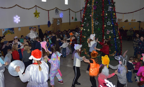 Фоторепортаж: сватівські діти розповідали вірші і співали пісень Діду Морозу, а ще водили хороводи