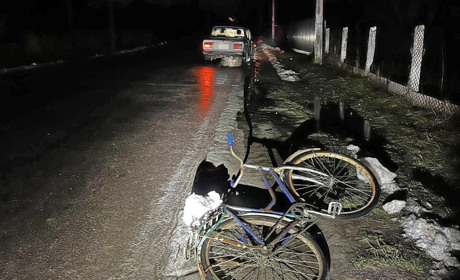 Вів велосипед у руках: у Сарненському районі збили пішохода