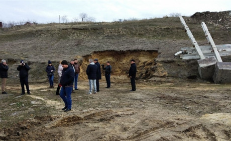Впечатляющая поездка в с. Бугское: стройка в прибрежной полосе, руины клуба, заброшенная школа