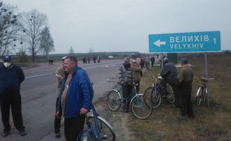 На трасі біля Велихова місцеві жителі влаштували пікет проти демонтажу автобусних зупинок