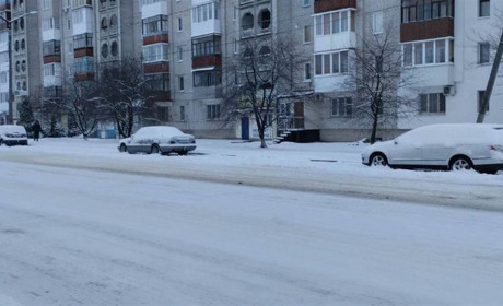Комунальники закликають звягелян не паркувати автівки на узбіччях доріг