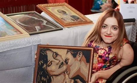 Первомайчанка Алла Гінкул допомагає ЗСУ, продаючи вишиті картини