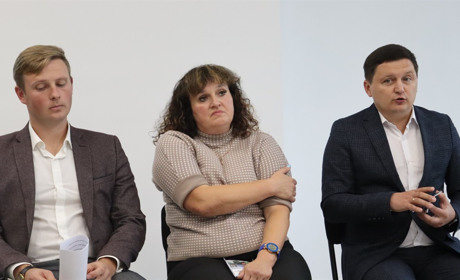 Без протоколу, зате з синцями: поліція досі не пояснила затримання директорки дрогобицького ліцею