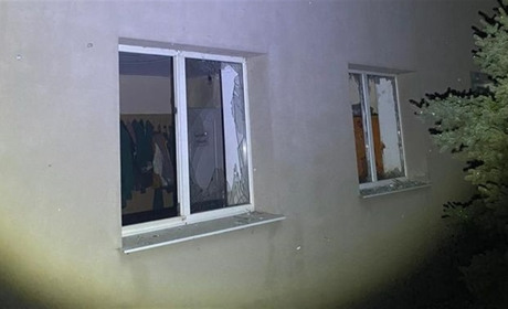 Ворожі обстріли на Херсонщині: поранені мирні жителі та поліцейський, пошкоджено дитячий садочок