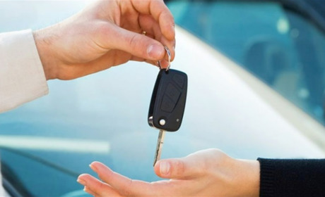 Мерседес тікає від погоні: Новокаховська МВА орендувала автомобіль дорожче, ніж він коштує