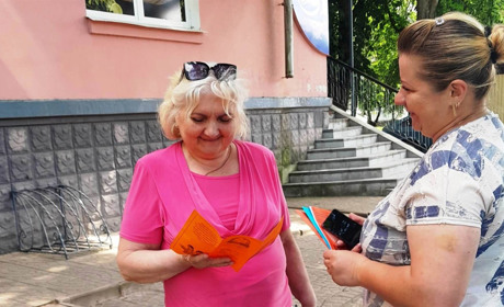 «Люди звертаються за українською книгою». В Конотопі проходить акція Подаруй бібліотеці книгу