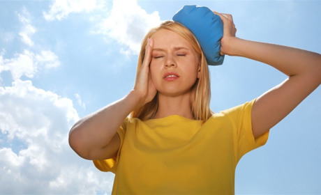 Червона та гаряча шкіра, судоми і втрата свідомості: як допомогти у разі сонячного удару