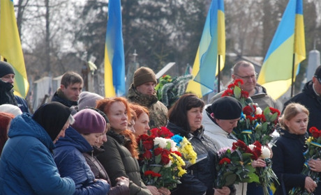 На щиті повернувся 26-річний захисник: Шосткинська громада у скорботі за Дмитром Морозом