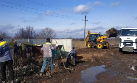 Комунальники Покровська допомогли родинцям у боротьбі зі сміттям