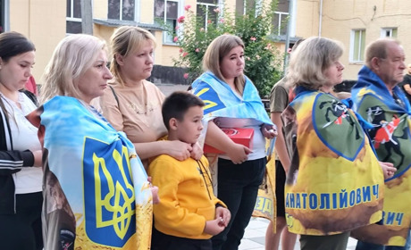 Вечір надії у Дмитрівці: рідні чекають зниклих безвісти захисників