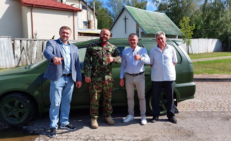 Автомайданівці з Червонограда відправили на фронт супутникову систему Starlink та автомобіль