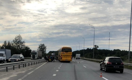 Маневри мотоцикліста стали причиною аварії для чотирьох автівок: ДТП на трасі