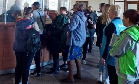 Переселенцам начали выдавать деньги на вокзале