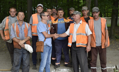 Парк активно готують до дня міста: асфальт, нові лавочки, стадіон