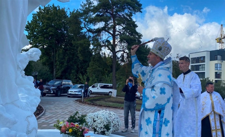 «Богородиці Переможній» поклоняємось: у Чорткові освятили фігуру Матері Божій