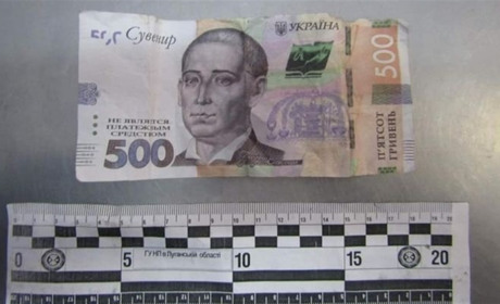 У Сватовому чоловік у двох магазинах розрахувався сувенірними грошима: поліцейські знайшли шахрая