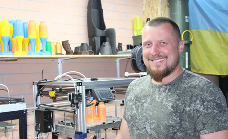 «Хлопці з фронту постійно їх просять»: гадячанин на 3D принтері виготовляє хвости для боєприпасів