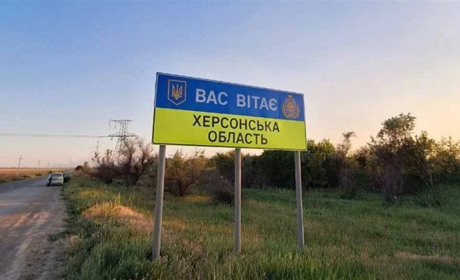 На Херсонщині окупанти зранку вдарили з дрона по маршрутці: є постраждалий