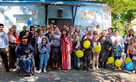 «Україна єднає»: у Переяславі містяни, переселенці та роми виготовляли подарунки військовим