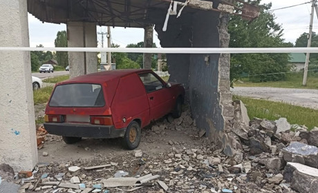 У Нетішині п'яний водій з дітьми в салоні в'їхав у автобусну зупинку