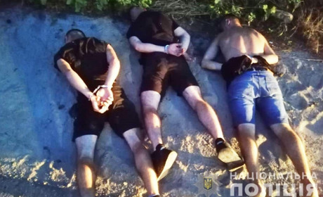 Поліцейські Обухівщини затримали крадіїв двигунів човнів у селі Стайки