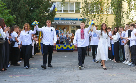 За парти сіли 346 першачків: у школах Нетішинської громади пролунав перший дзвоник (фоторепортаж)