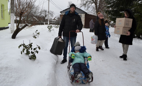 Благодійники передали дітям Глухівської громади зимовий одяг
